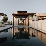 Onym Curated فيلة Pláka