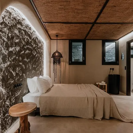 Villa Onym Curated