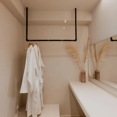 Onym Curated فيلة *